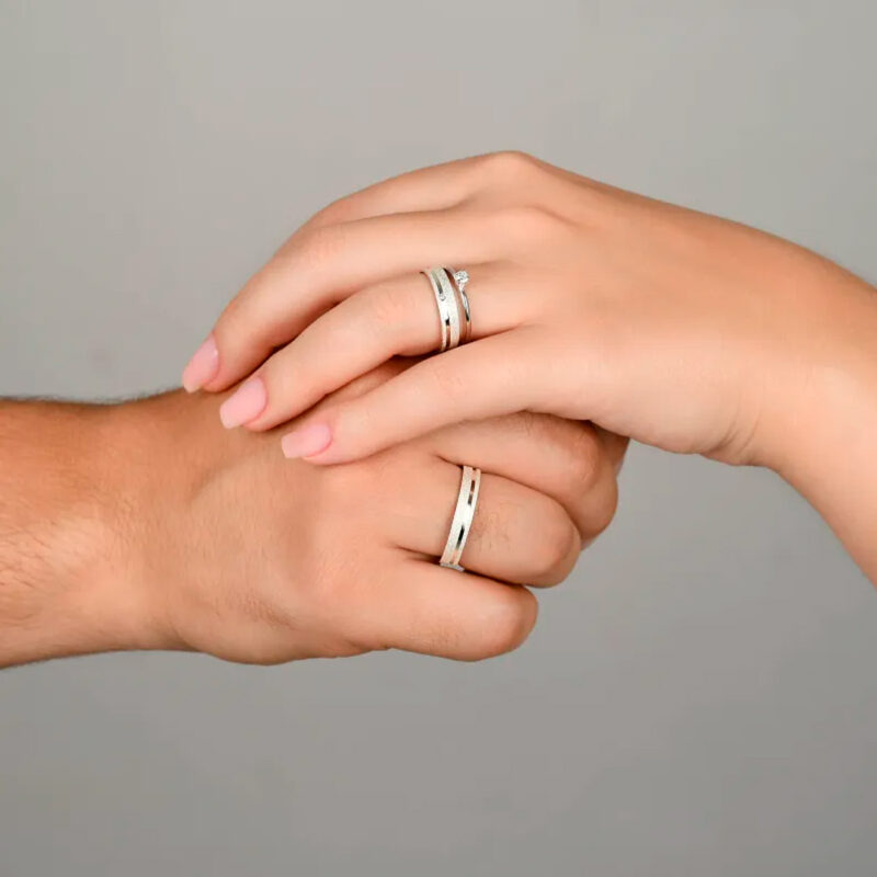 Alianças de Namoro Prata 925 4mm Crav + Anel Solitário