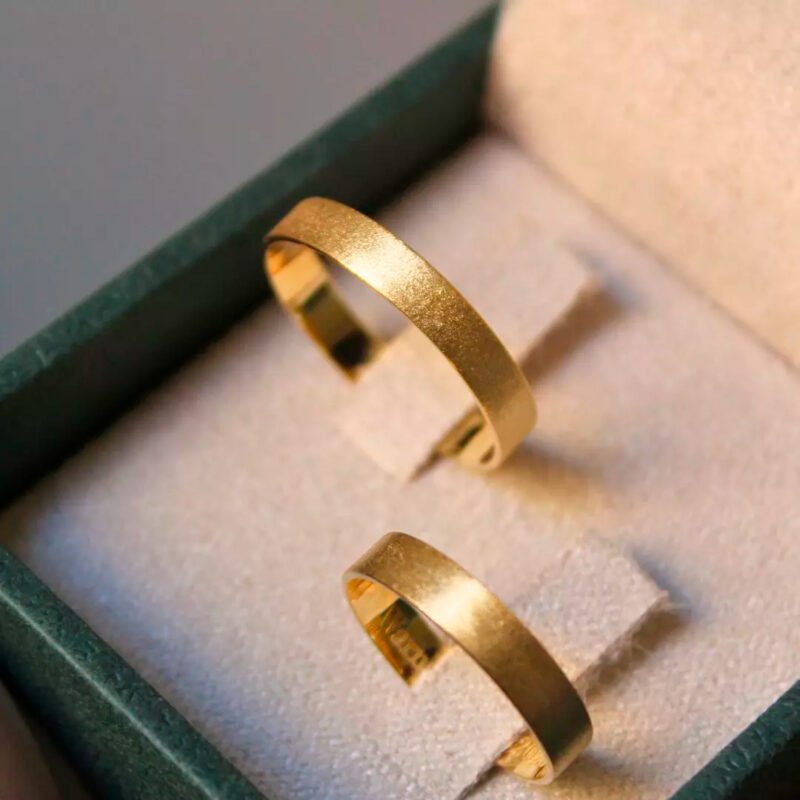 Alianças de Ouro 18K 4mm Reta Fosca